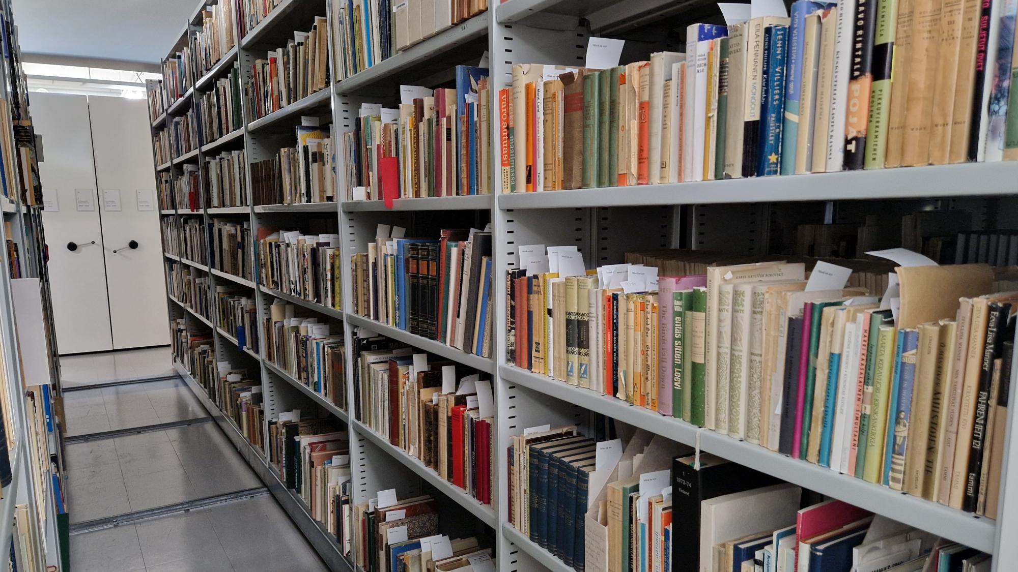 Presidentti Urho Kekkosen lahjoistukokoelmaan kuuluvat julkaisut hyllyssä Tiedekirjasto Pegasuksen varastossa.