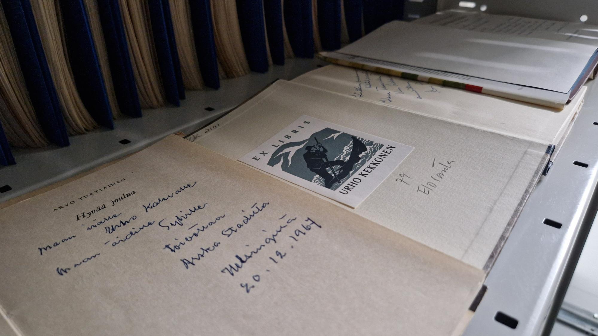 Omistusmerkintöjä Presidentti Urho Kekkosen lahjoituskokoelmaan kuuluvien kirjojen kansilehdillä sekä yhdessä kirjassa näkyvillä myös Urho Kekkosen exlibris.