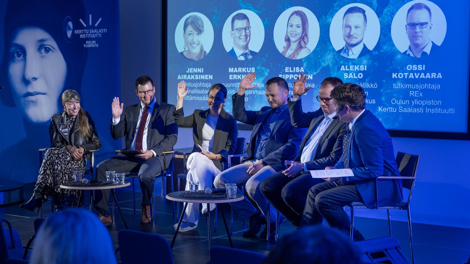 paneelikeskustelijat nostavat kättä