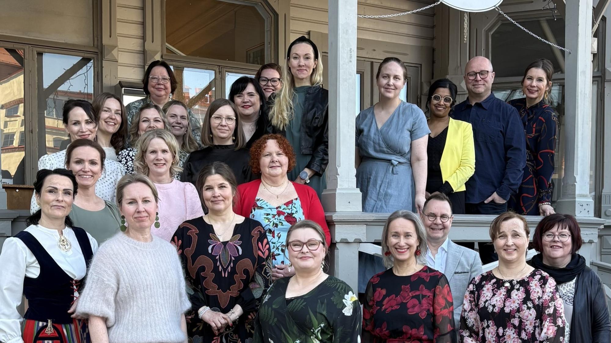 Uudet lasten ja nuorten traumapsykoterapeutit sekä heidän neljä kouluttajaansa.