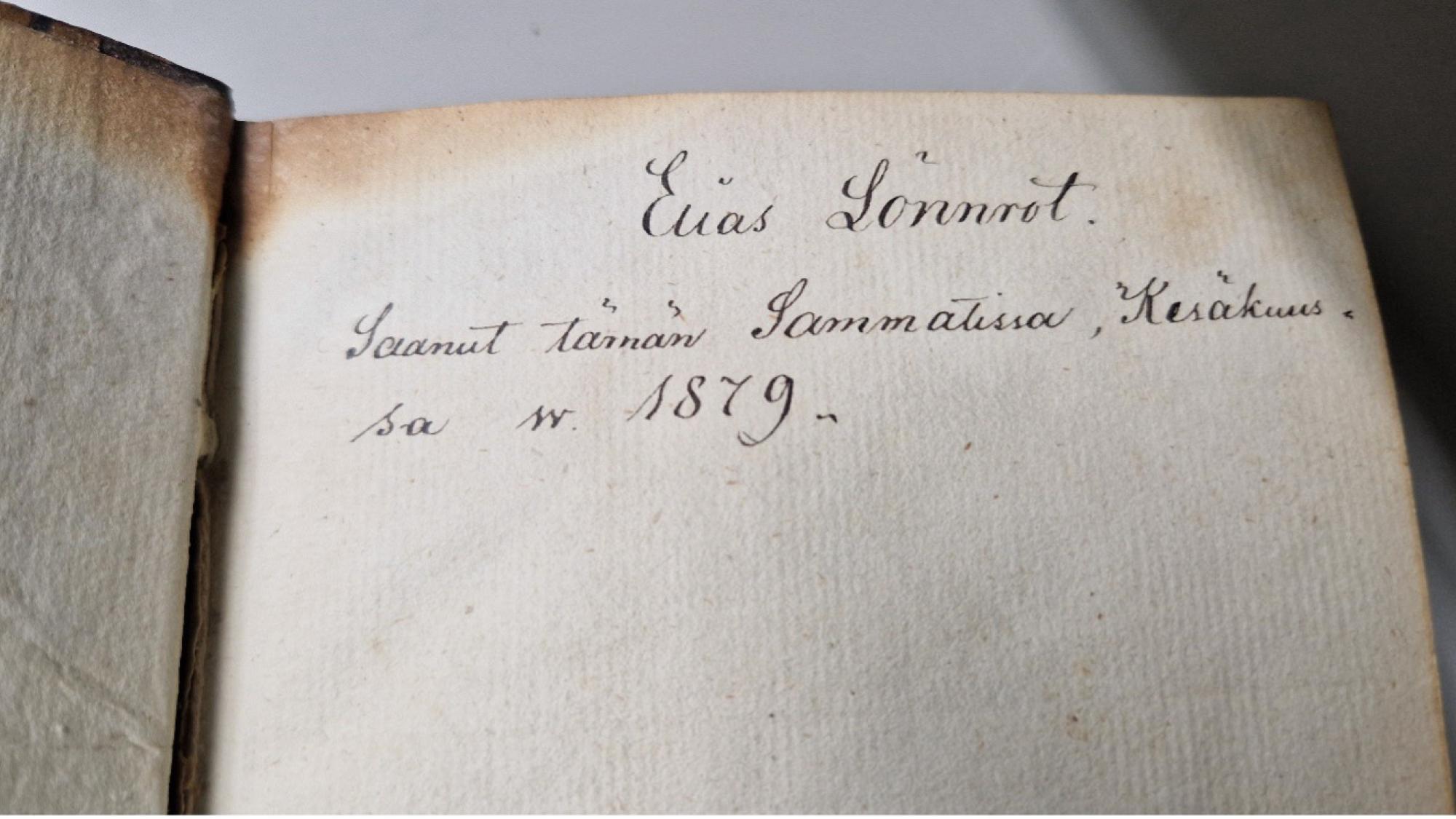 kirjan sisäkansi, jossa käsin kirjoitettu teksti: Elias Lönnrot. Saanut tämän Sammatissa, Kesäkuussa w. 1879