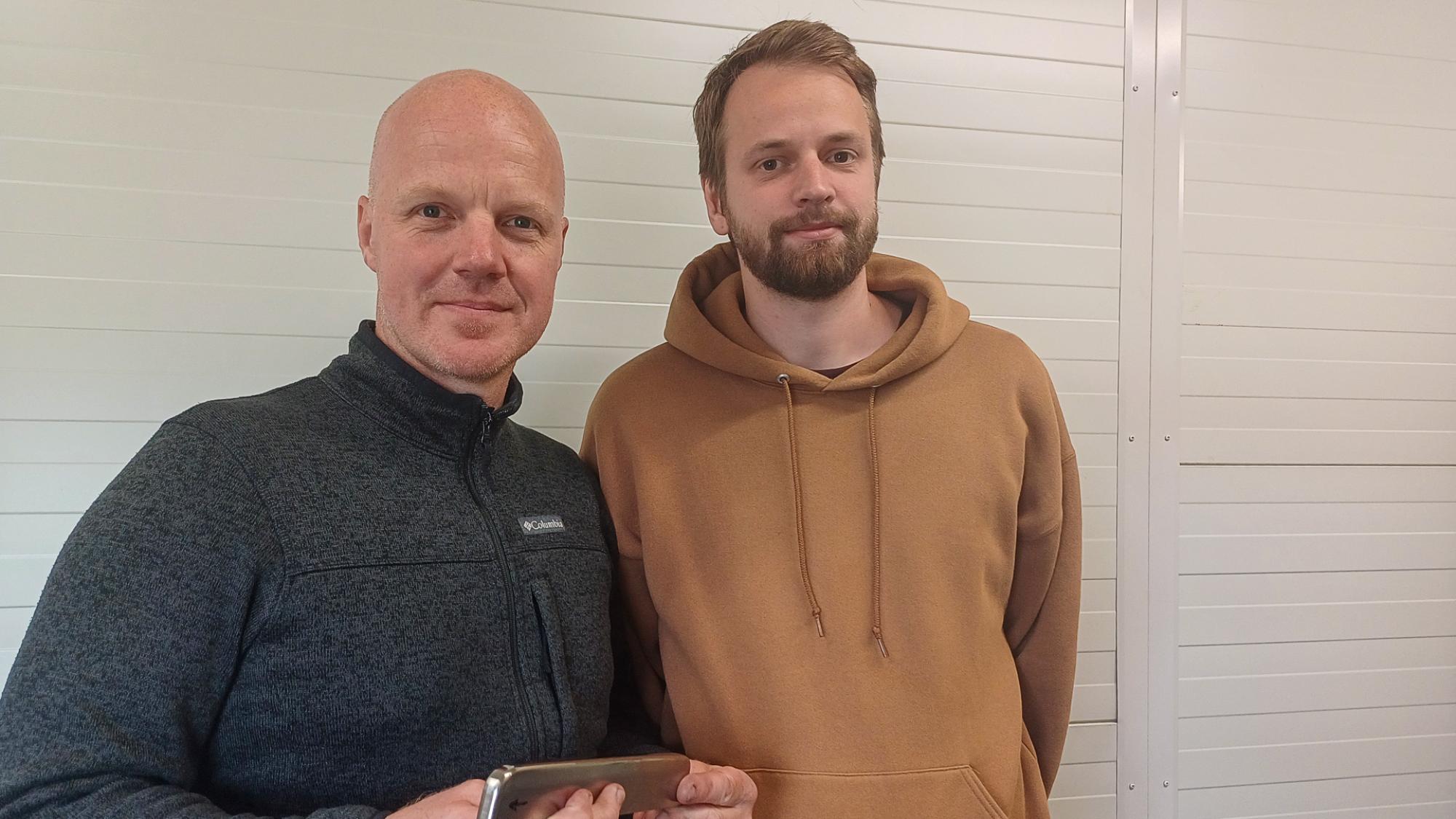 Ohjaskelkkailun olympiapronssimitalisti Martinš Rubenisin (vas.) käsissä on ohjaskelkan lyhyt testijalas, jolla mittauksia Vuokatissa suoritetaan. Vieressä tutkija Ernests Jansons. Molemmat työskentelevät Riian teknillisessä yliopistossa.