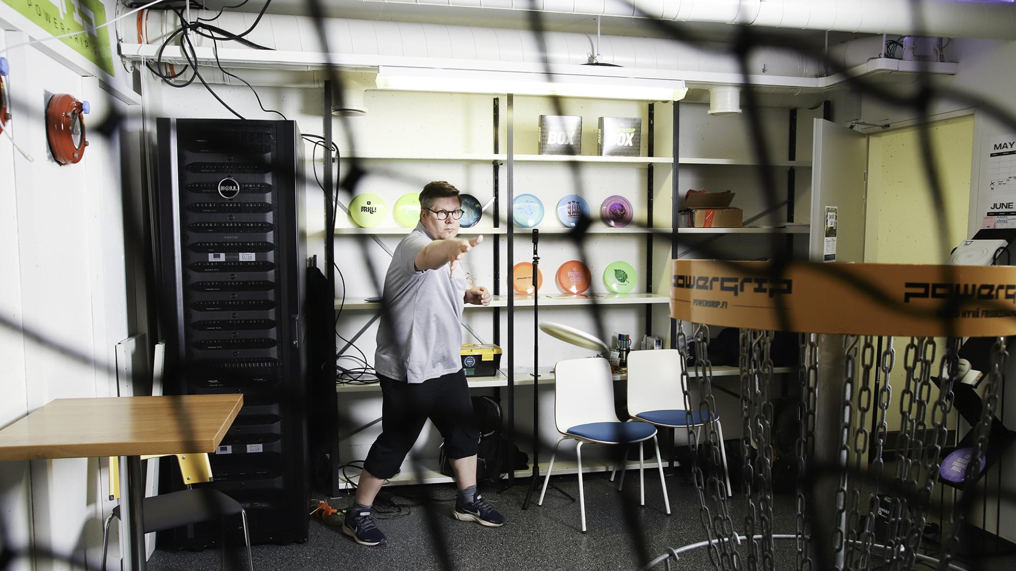 Oulun yliopiston Tietotalosta löytyy todennäköisesti maailman ainoa akateeminen frisbeegolf-laboratorio. Kuvassa väitöskirjatutkija Marko Moilanen.
