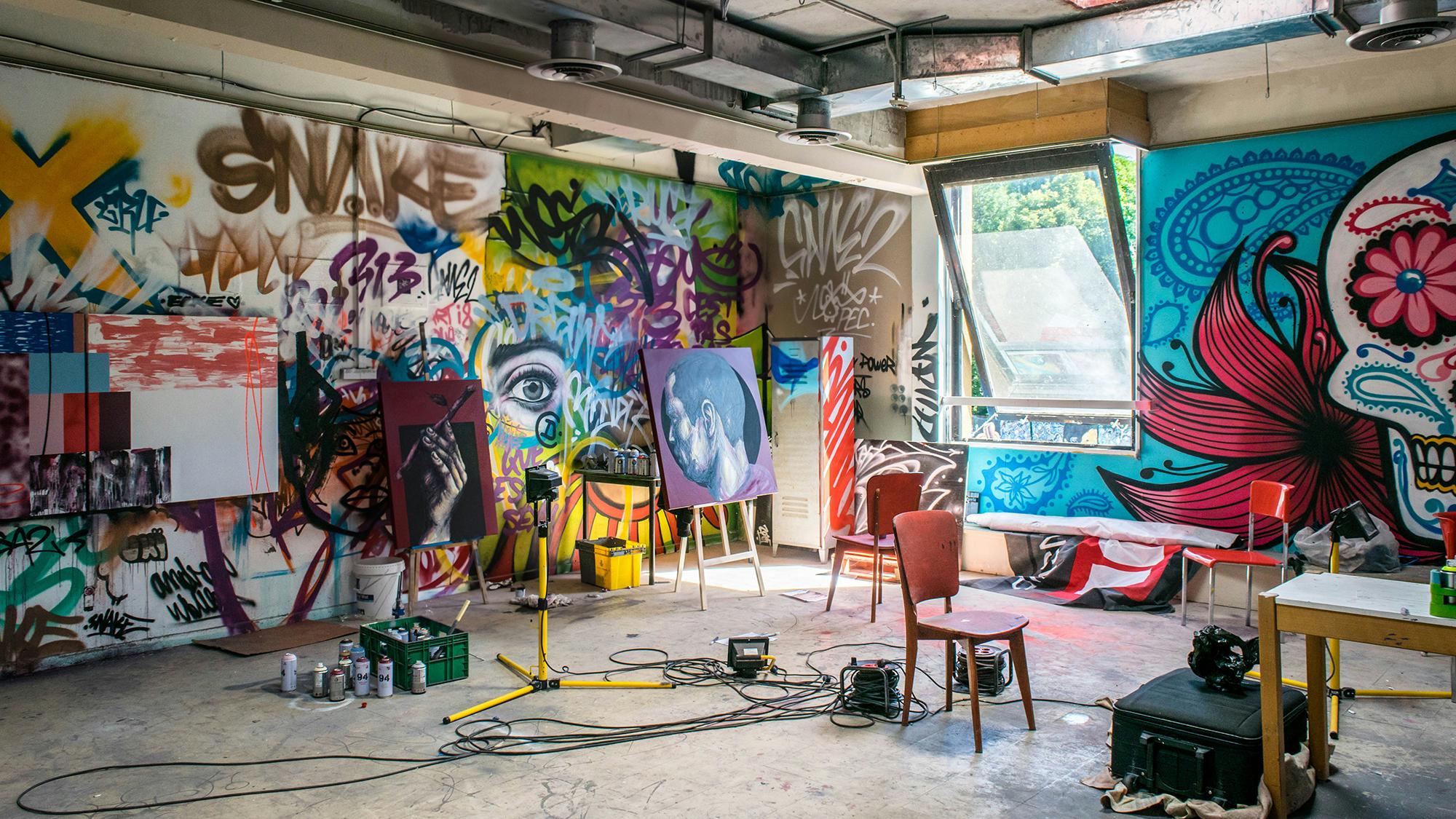 huone, joka on maalattu täyteen graffiteja