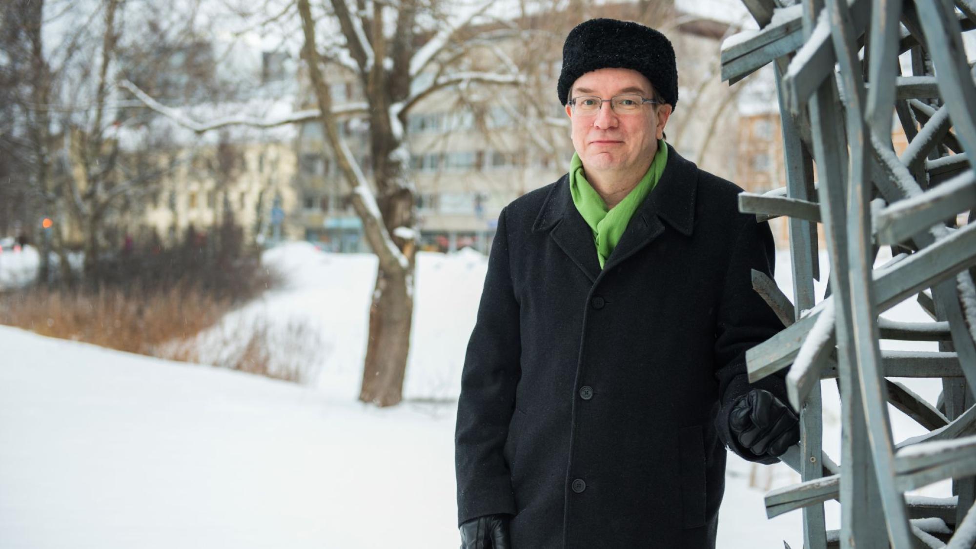 Matti Alatalo seisoo pihalla. Taustalla näkyy lumista maisemaa.