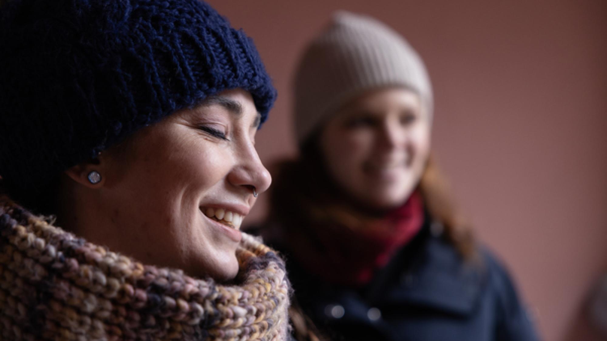 Naiset nauravat pipot päässään.