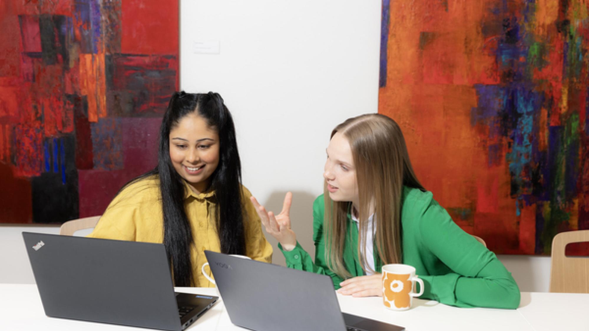 Kaksi opiskelijaa opiskelee yhdessä