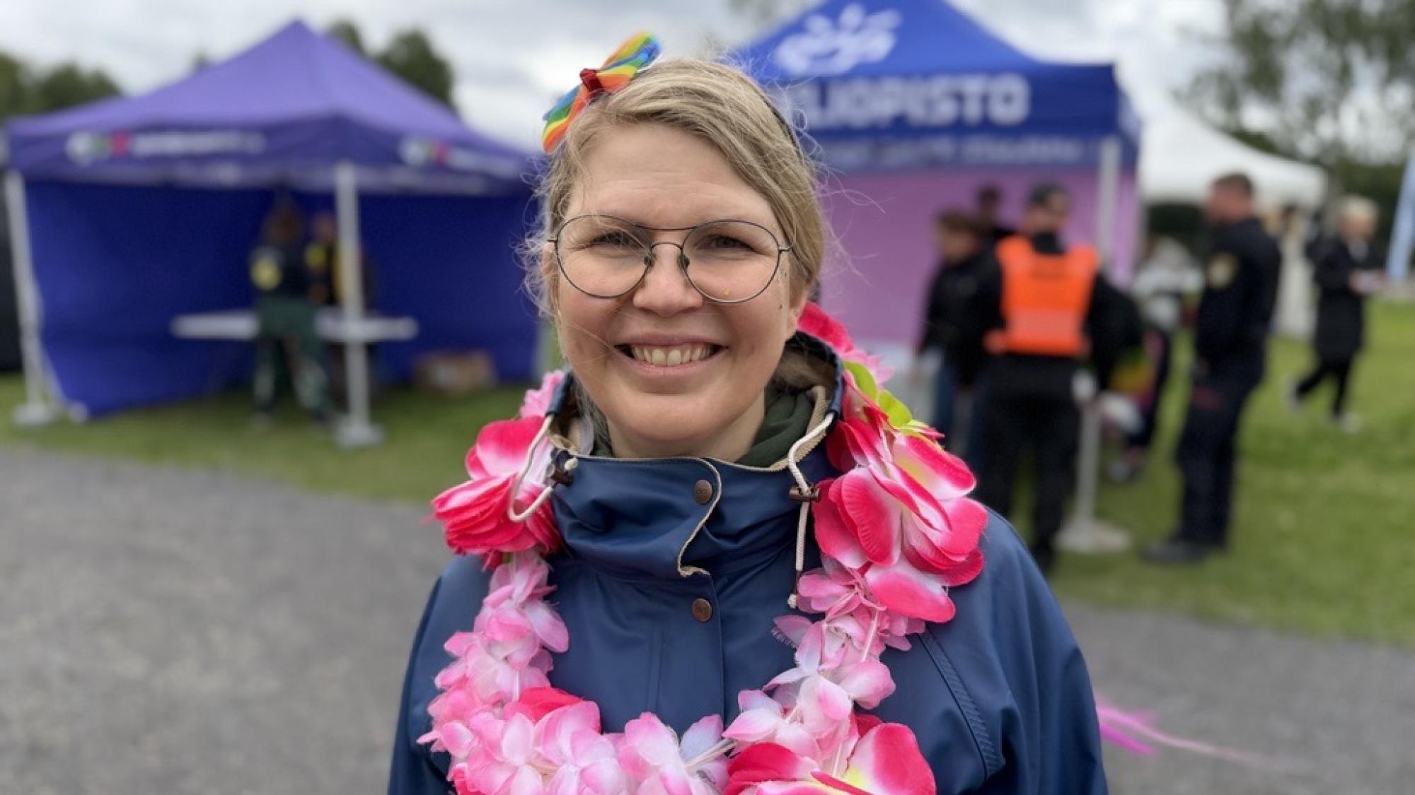 Miia Immonen kukkaseppele kaulassa.