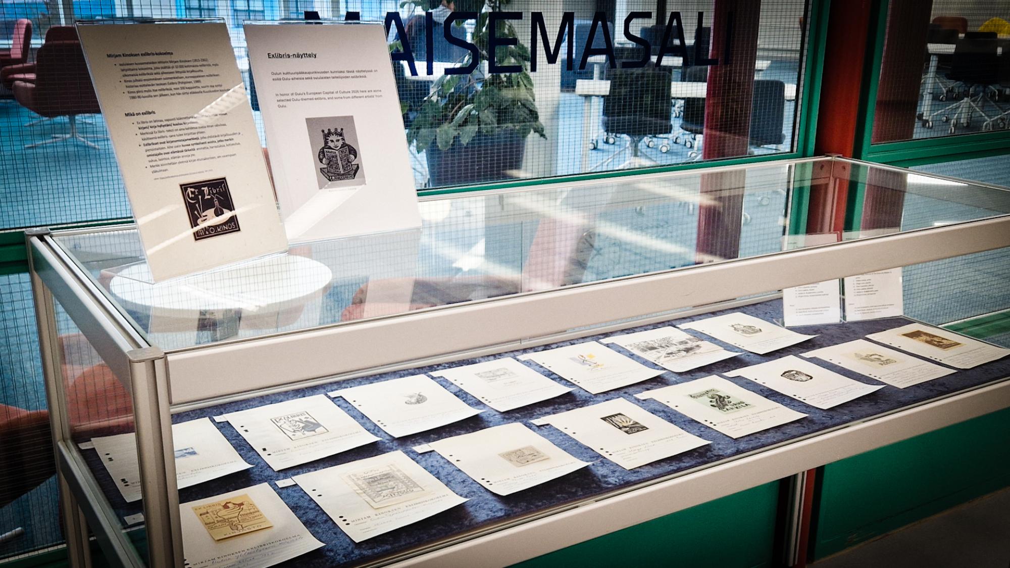 Vitriininäyttely Mirjam Kinoksen exlibris-kokoelmasta Tiedekirjasto Pegasuksessa.