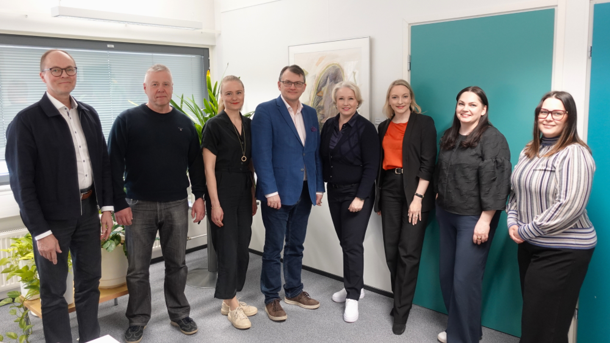 Kuvassa kauppakorkeakoulun elinkeinoelämän ohjausryhmä.