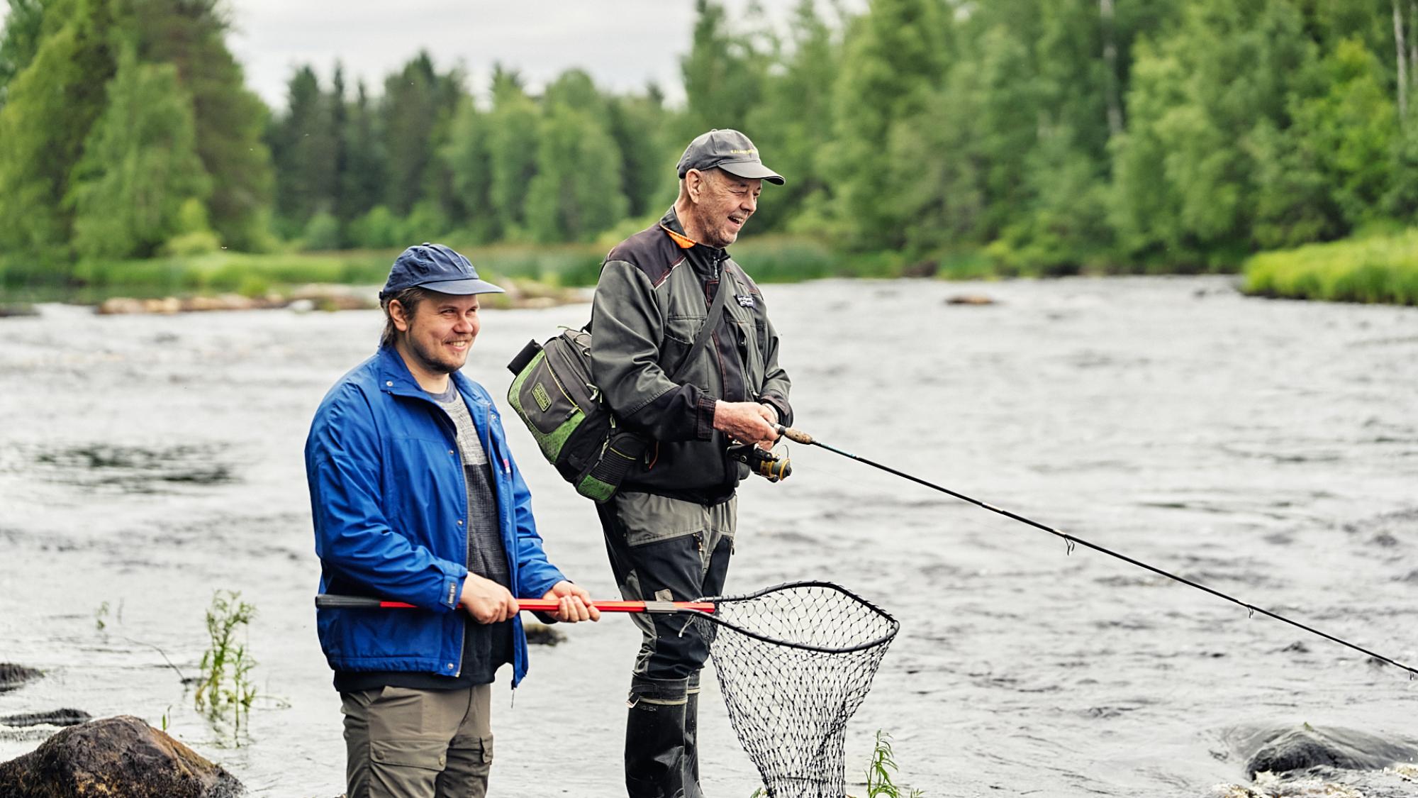 Olli Haanpää ja Pentti Marttila-Tornio kalastamassa Kiiminkijoella.