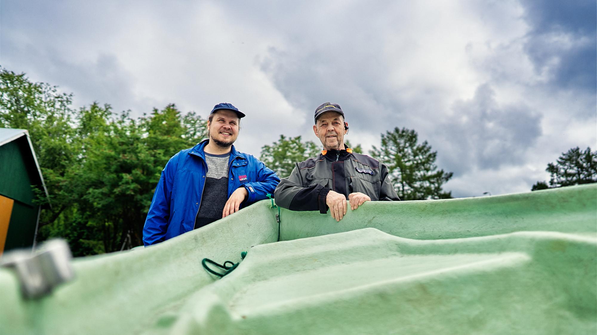 Olli Haanpää ja Pentti Marttila-Tornio soutuveneen vieressä.