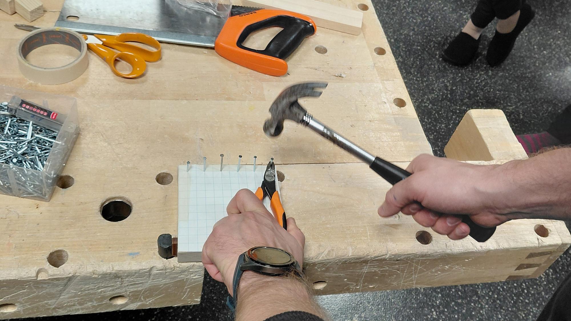 OPETOP - -	Teknisessä työssä päästiin harjoittelemaan itse suunniteltujen pienten projektien avulla perustekniikoita, kuten sahaaminen, poraaminen ja naulaaminen.