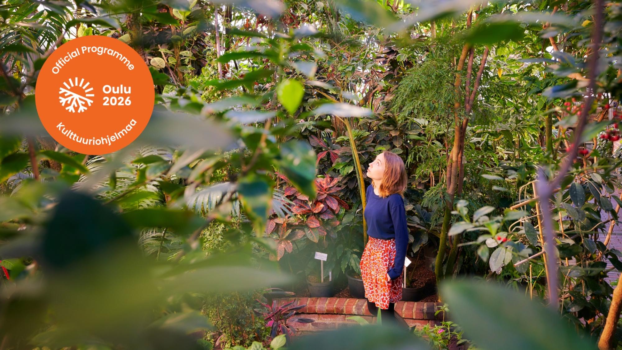 Henkilö Oulun yliopiston kasvitieteellisellä puutarhalla