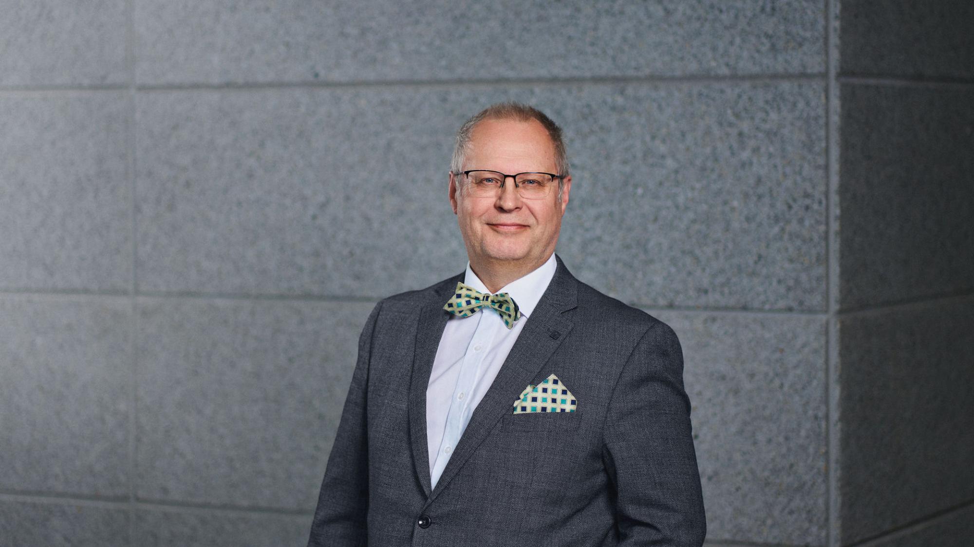 Pekka Leviäkangas selvittää, mitä tunnuslukuja vesilaitosten pitää jatkossa raportoida kansallisiin järjestelmiin, jotta niiden avulla pystytään turvaamaan varautuminen, ja miten veden hinnoittelua tulisi määrittää. jotta vesihuolto olisi taloudellisesti vankemmalla pohjalla. ”Vesihuolto ei voi perustua vain kuntapolitiikkaan.”