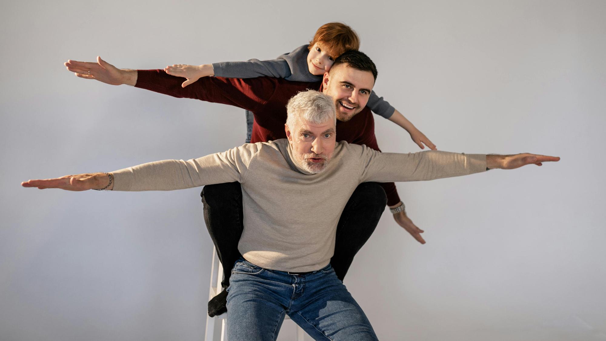 poika, isä ja isoisä leikkivät lentokonetta