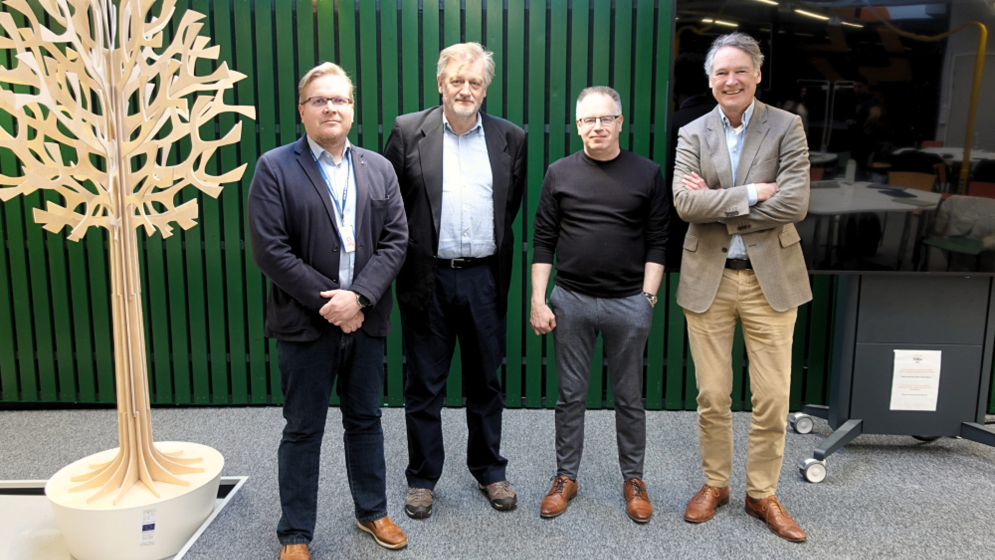 Oulun yliopiston kauppakorkeakoulun professorit Jaakko Simonen ja Petri Ahokangas kuvattuna Rotterdam School of Managementin apulaisprofessorien, Willem Hulsinkin ja René Olien, kanssa.