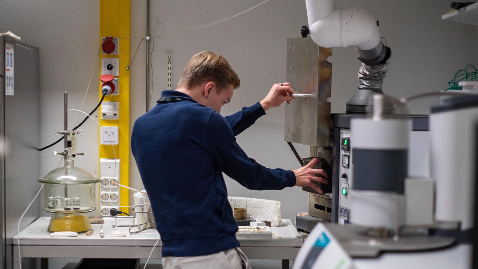 Tutkija koelaitteella