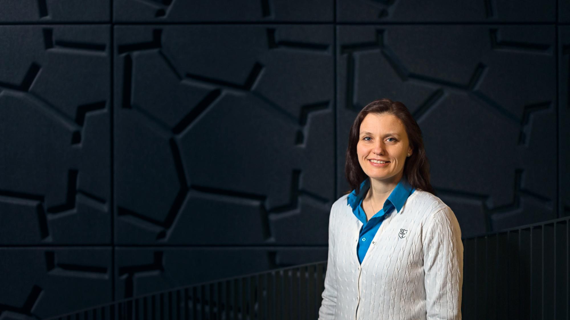 Renata Prunskaite-Hyyryläinen, tutkija, tummaa taustaa vasten kuvattuna