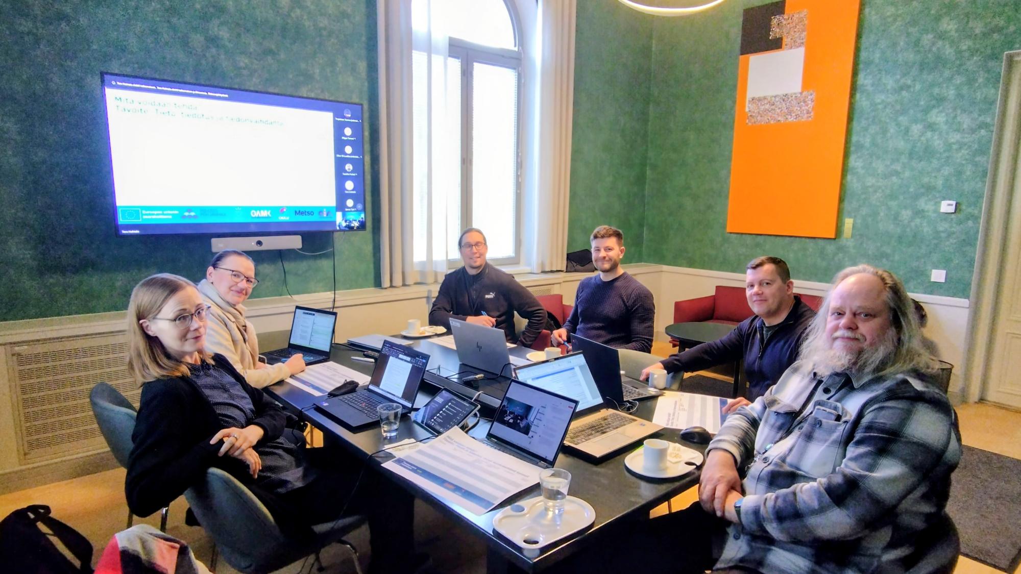 RYSKE-ryhmän jäseniä tapaamisessa Oulun kaupungintalolla.