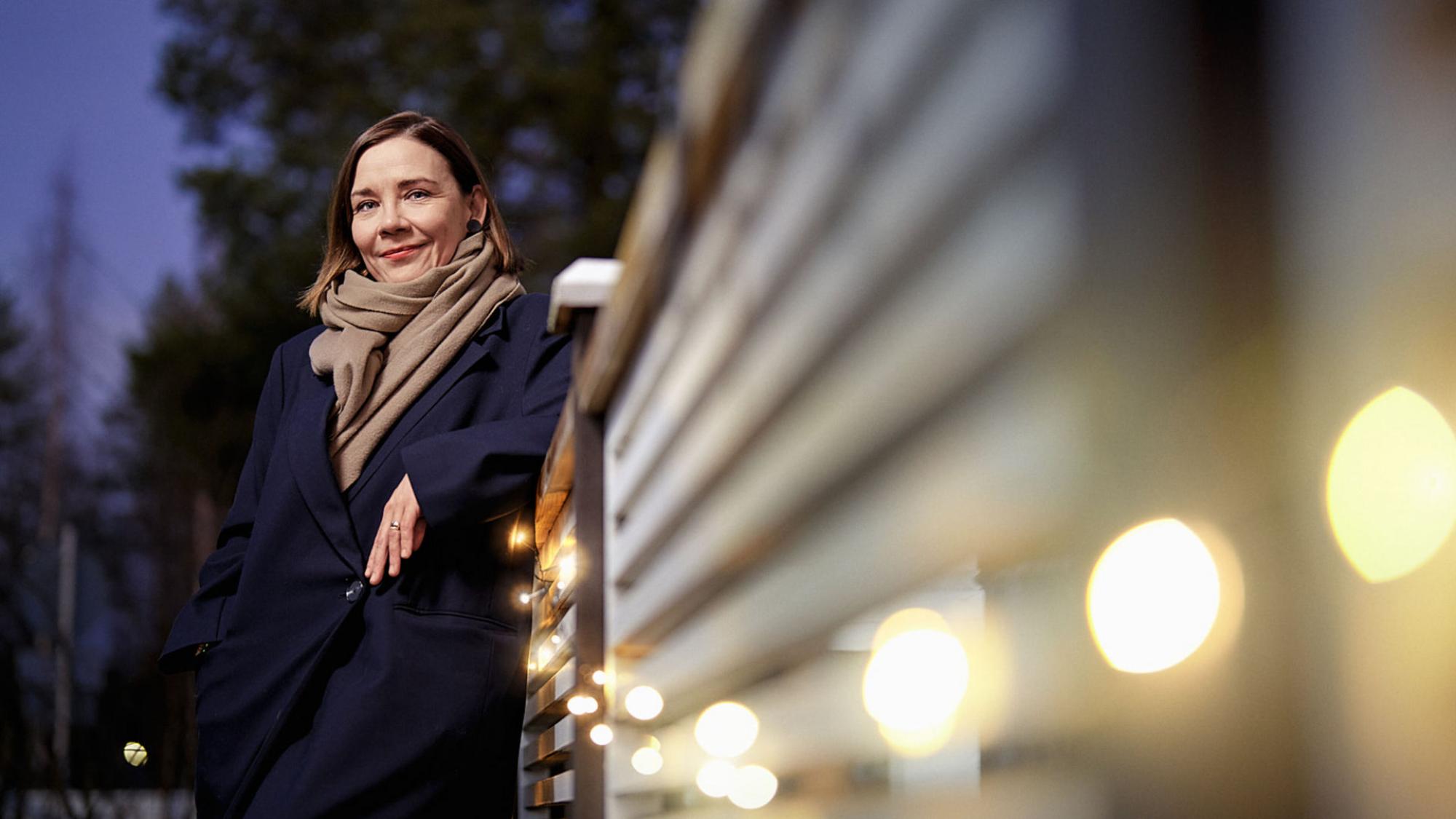 Alumni Riina Salminn nojaa seinään.