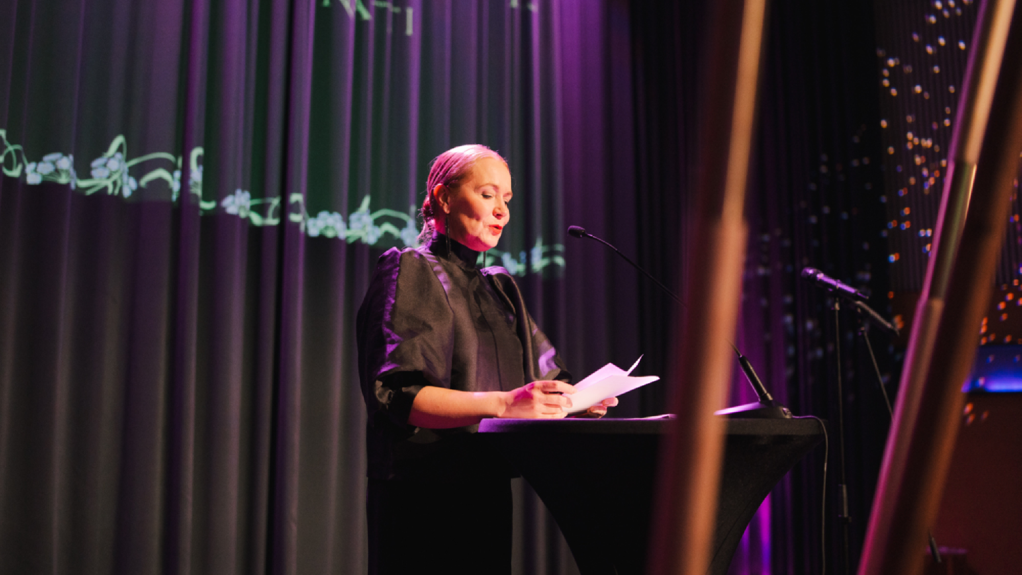 Dean for Education Satu Nätti giving a speech at the annual gala.