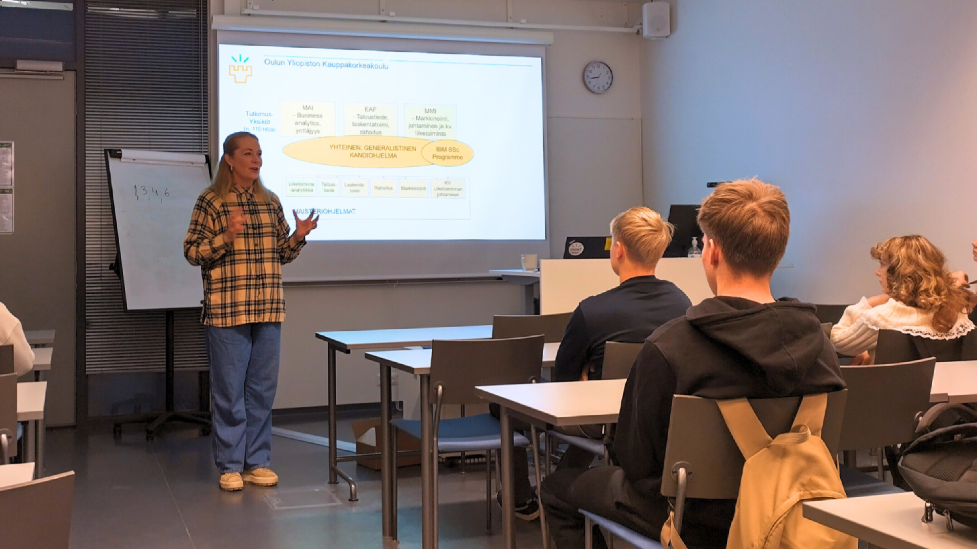 Koulutusdekaani Satu Nätti pitämässä esitystä lukiolaisille.