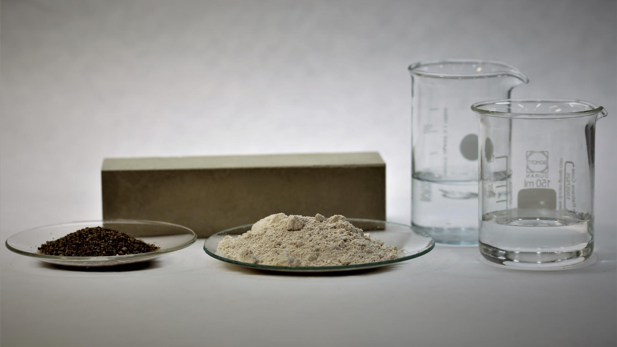 "Kuvassa jatkojalostuksen eri vaiheissa olevaa senkkakuonaa, jota muodostuu teräksen valmistuksessa. Siitä jalostetaan sementin korvaavaa materiaalia."