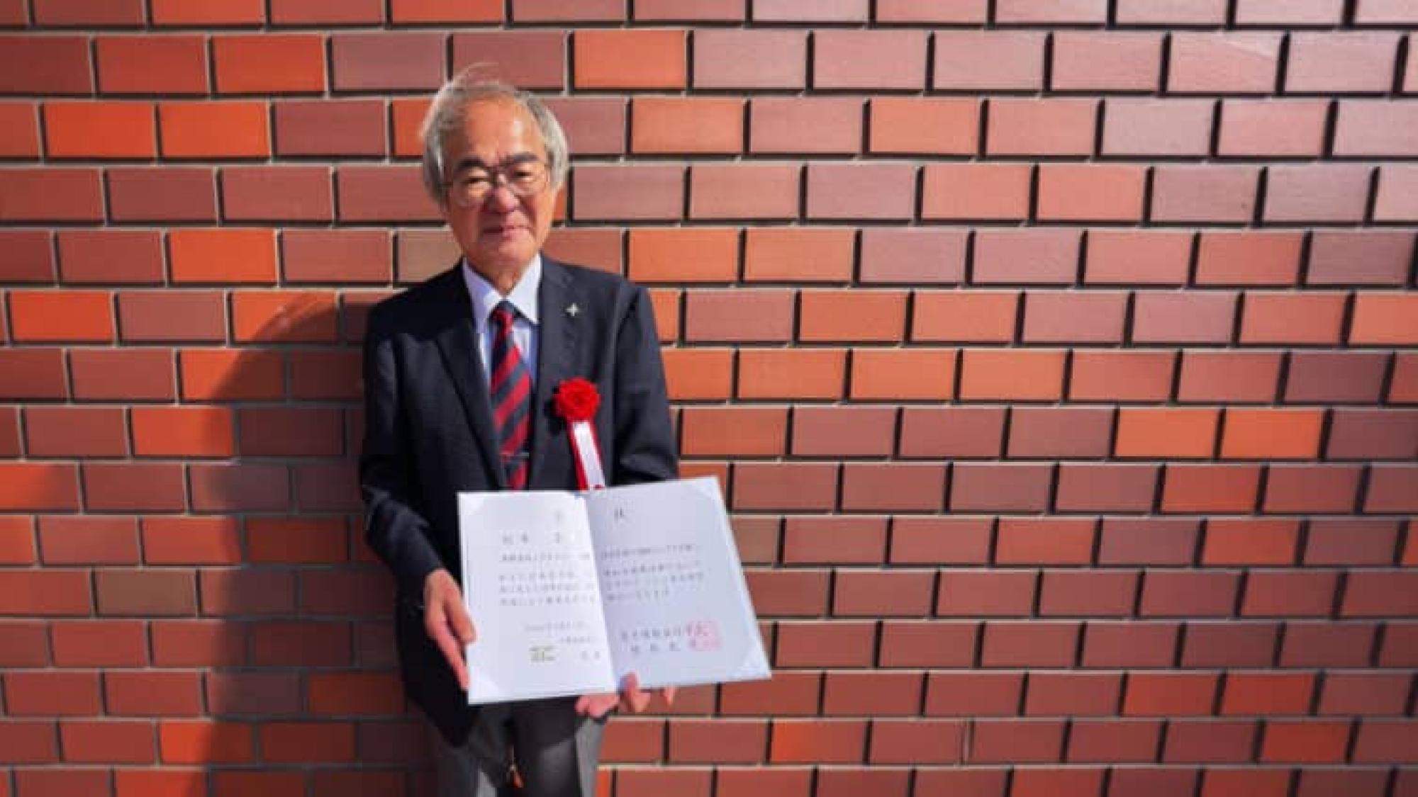 Professor Tadashi Matsumoto receives the IEICE Education Award during the award ceremony in Japan.
