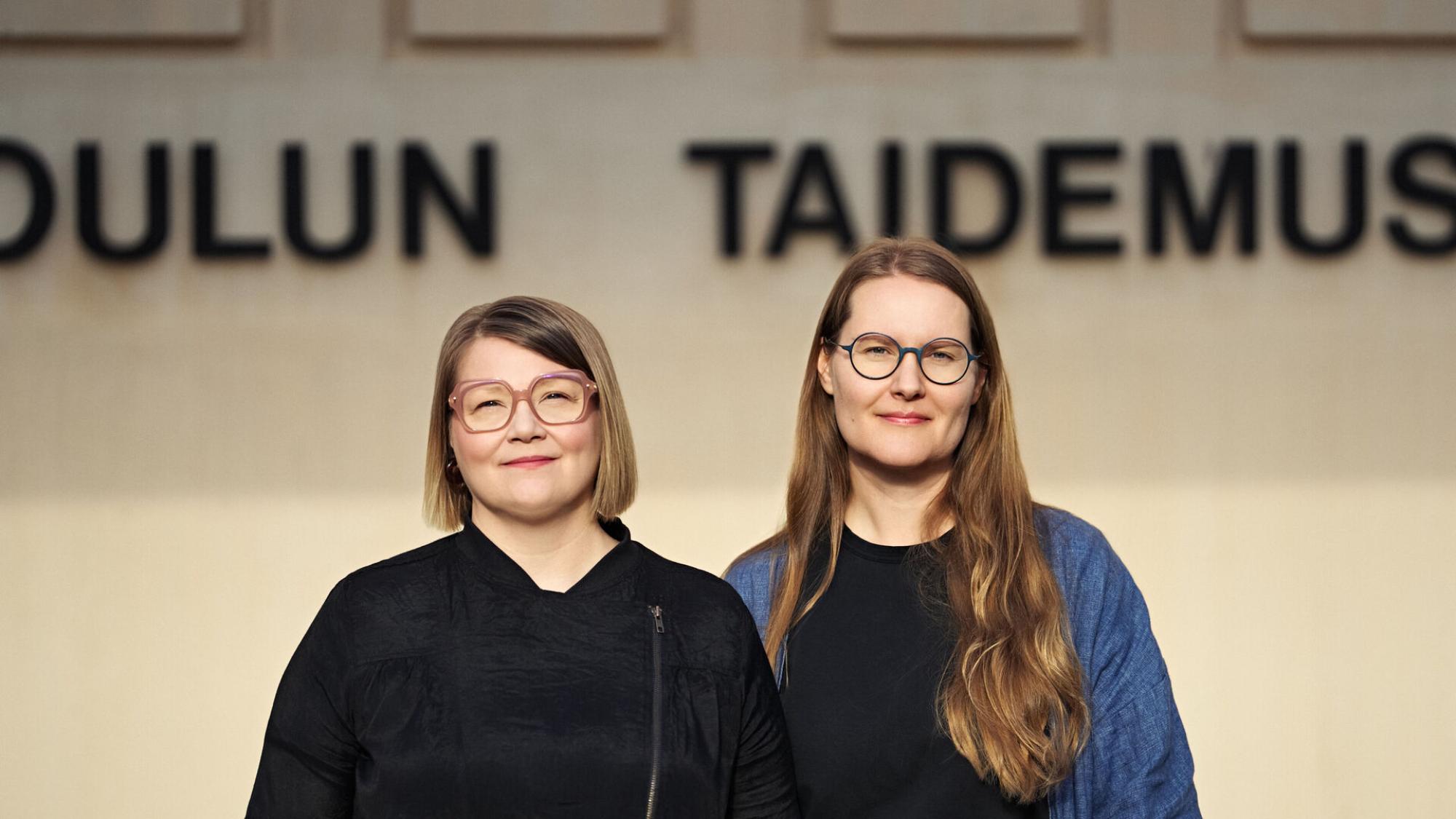 Alumnit Katariina Kemppainen ja Tuija Visuri seisovat Oulun taidemuseon edessä.
