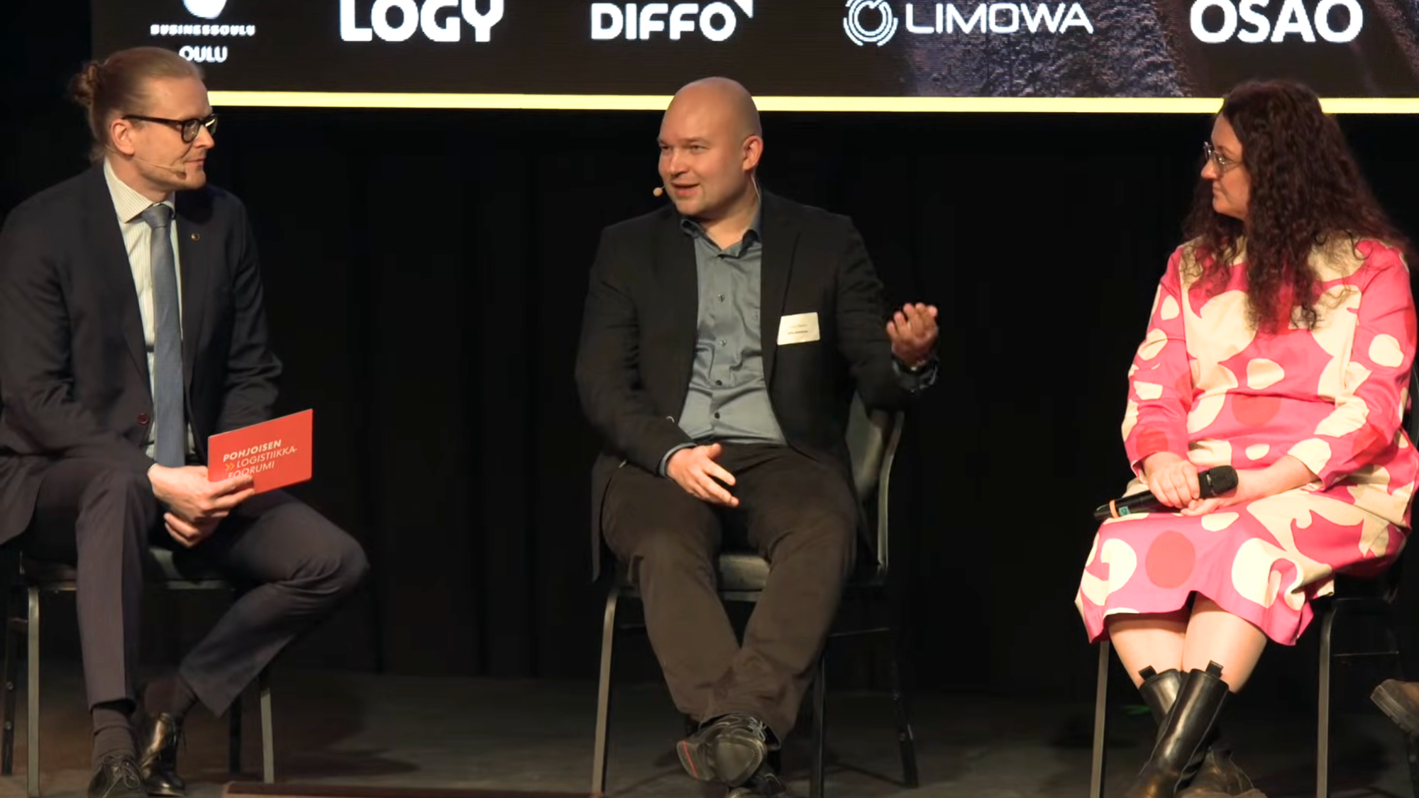 Timo Pohjosenperä juontamassa Pohjoisen logistiikkafoorumi -tapahtumaa.