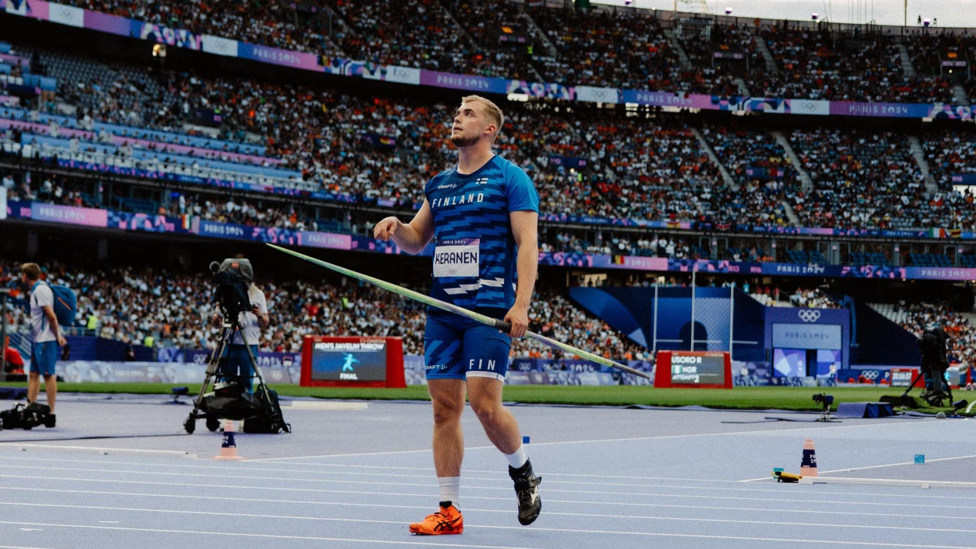 Toni Keränen pitelemässä keihästä Pariisin Olympialaisissa. Taustalla näkyy stadioni täynnä yleisöä.