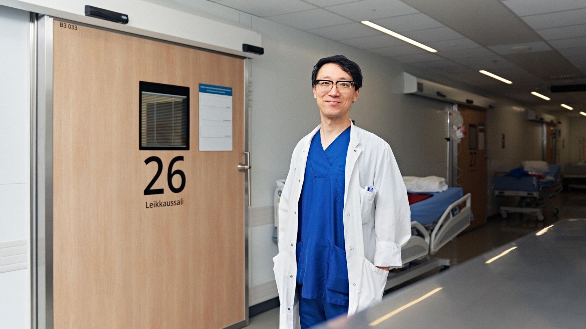Neurokirurgi Cheng Qian seisoo Oys:n käytävällä.