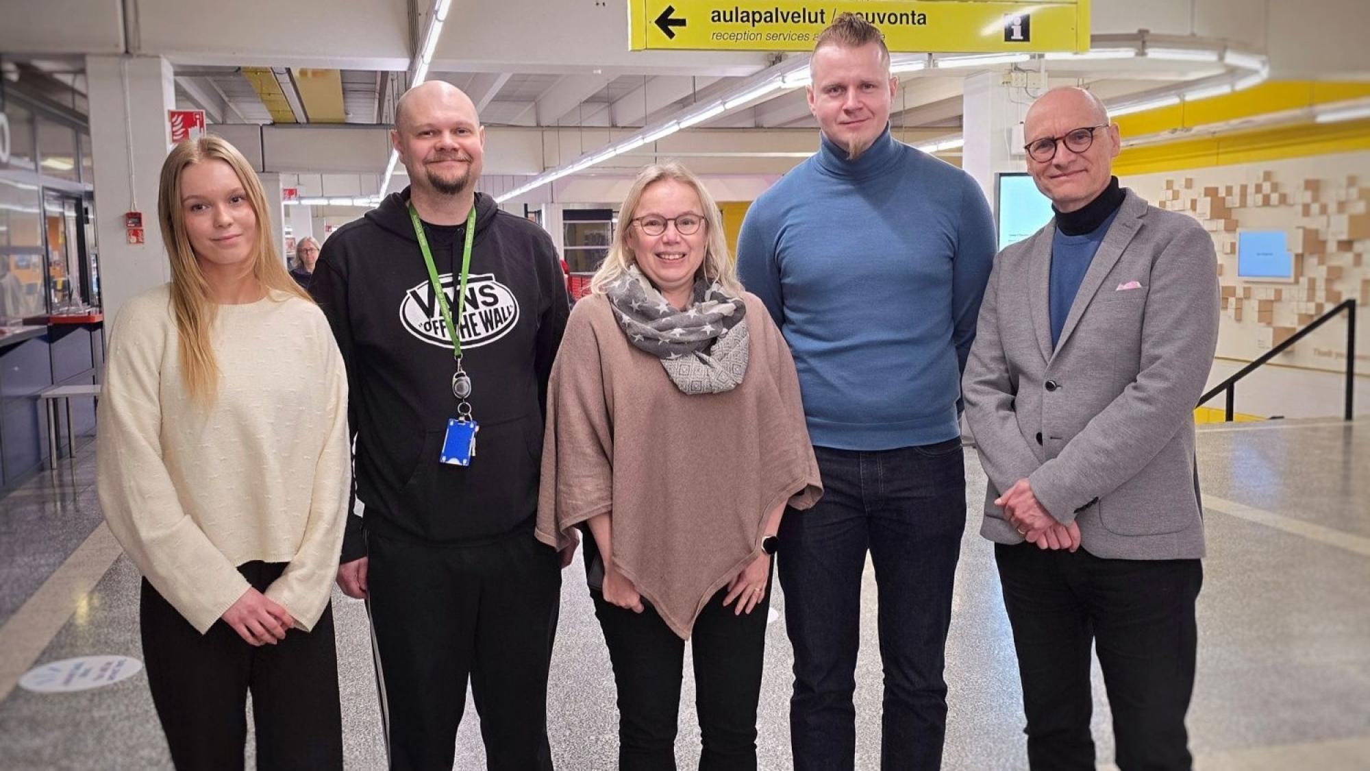 Anni Tauriainen (vas.), Janne Pesonen, Ulla Lassi ja Toni Kauppinen Oulun yliopistolta, sekä Kari Ala-Kaila (oik.) Metsä Groupilta.