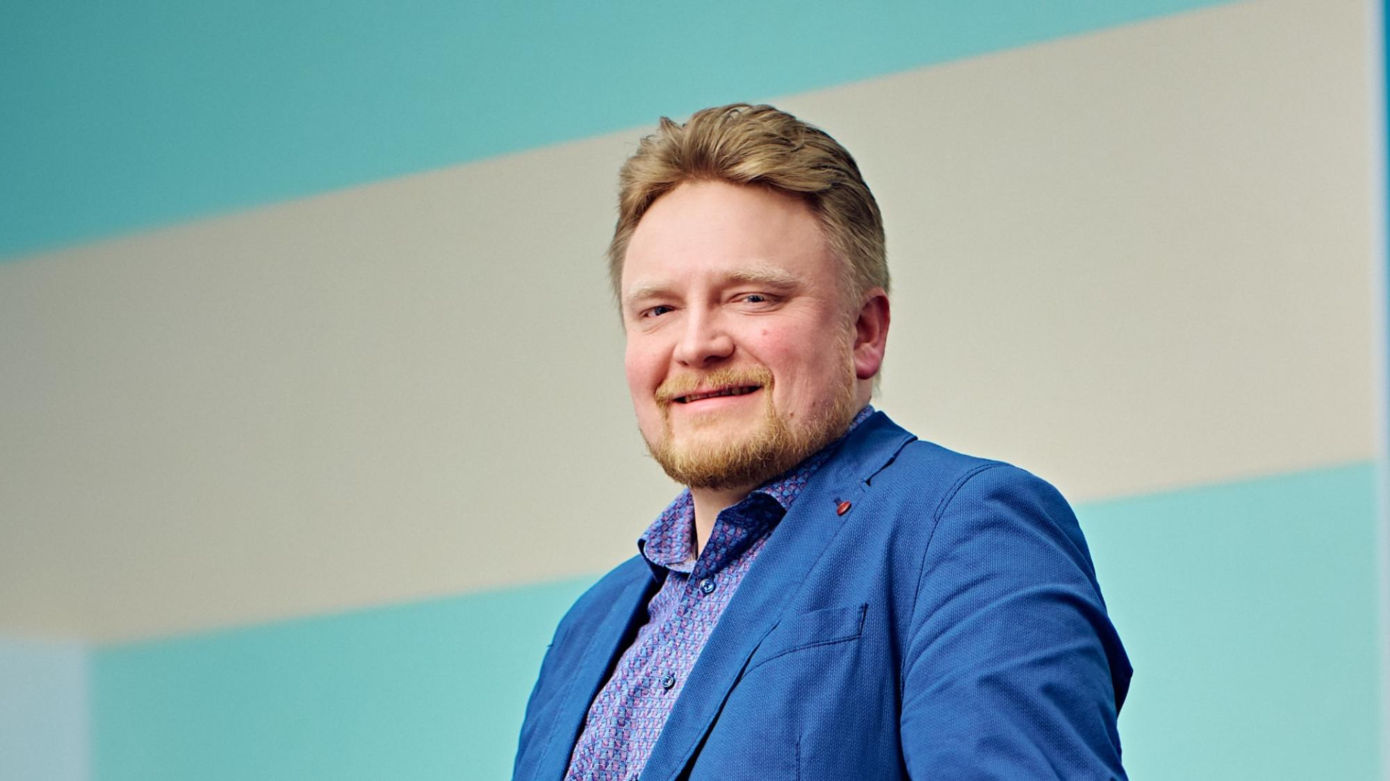 Professori Marko Huttula sinisessä puvussa