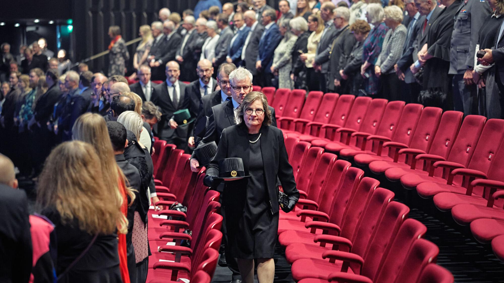Paula Rossi johdattaa professorikulkueen katsomoon.
