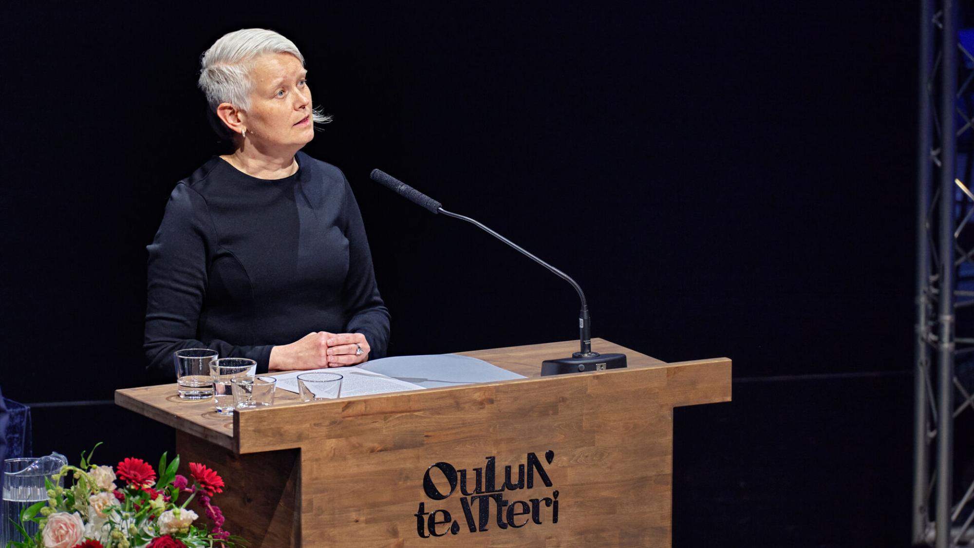 Heli Maijanen puhujanpöntössä.