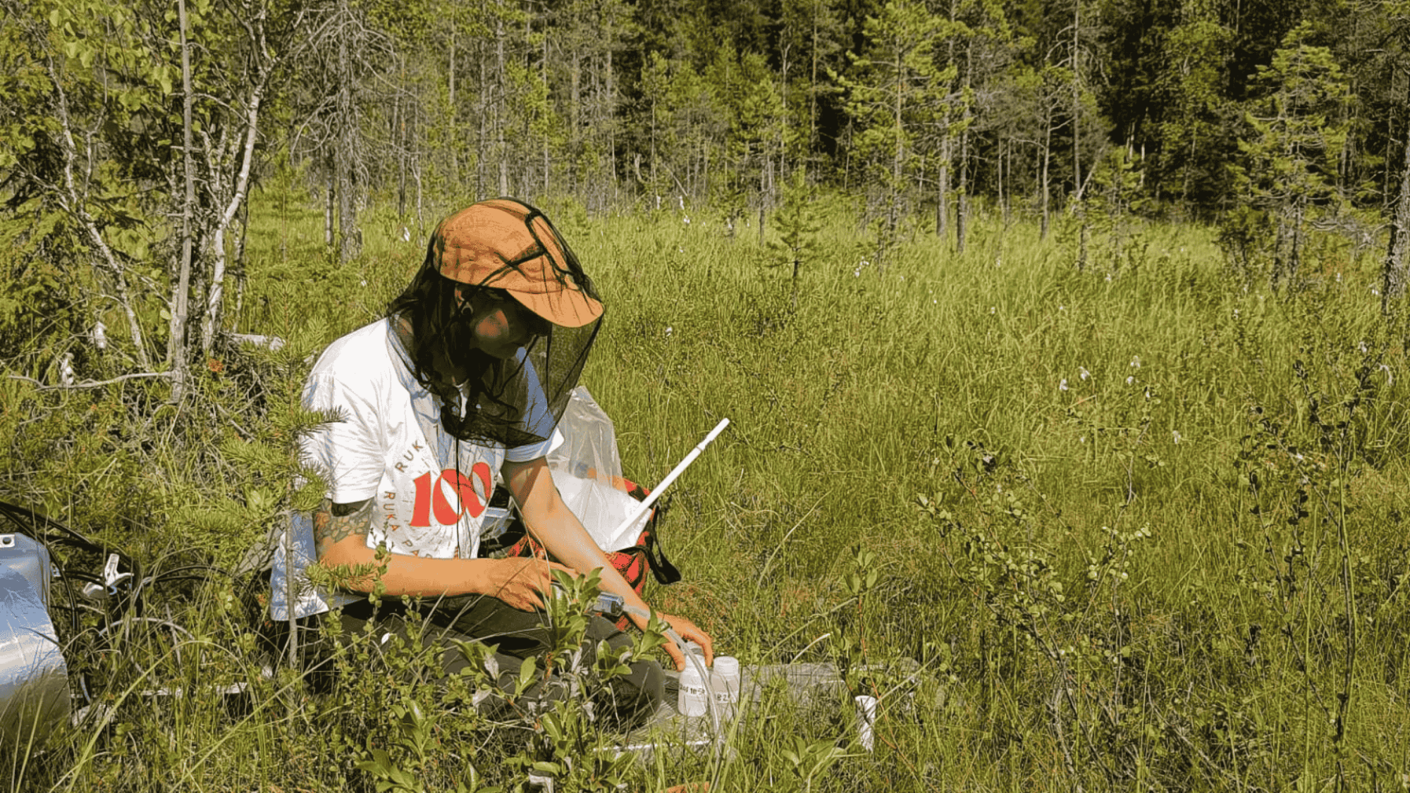 Väitöskirjatutkija Eeva Järvi-Laturi keräämässä tutkimusaineistoa luonnosta