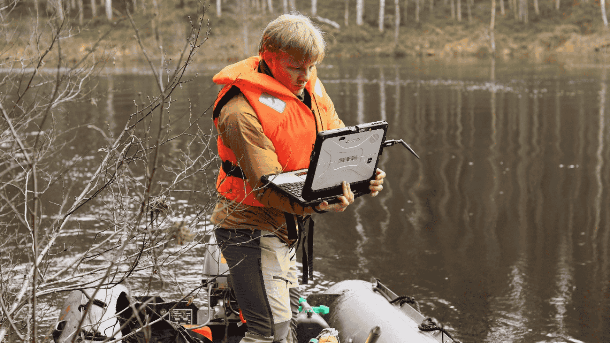 Väitöskirjatutkija Jan Olsman Aalto yliopistosta tekemässä kenttätöitä syksyisissä maisemissa