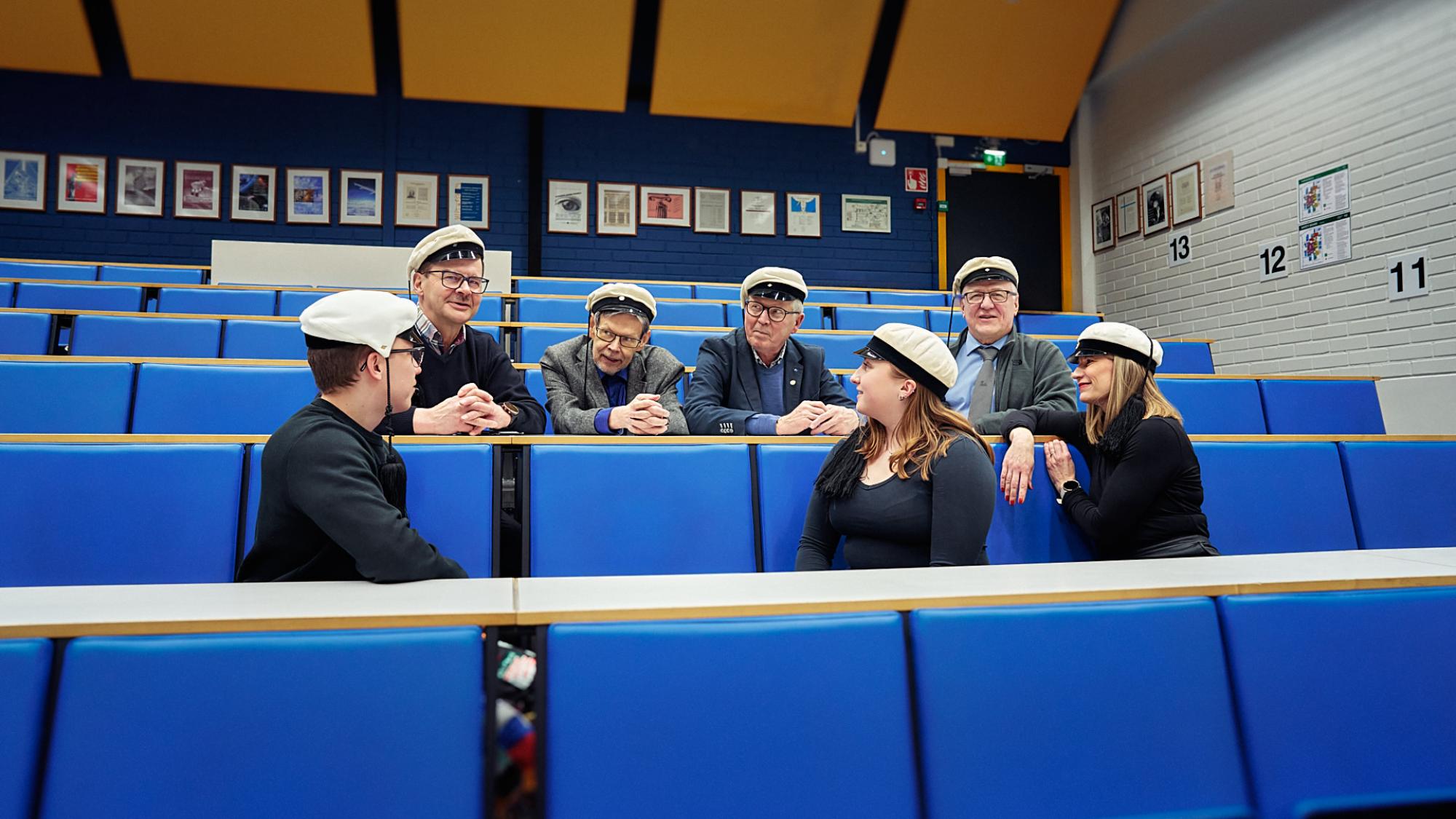 Rakennustekniikan alumneja, opiskelijoita ja tutkinto-ohjelmavastaava.