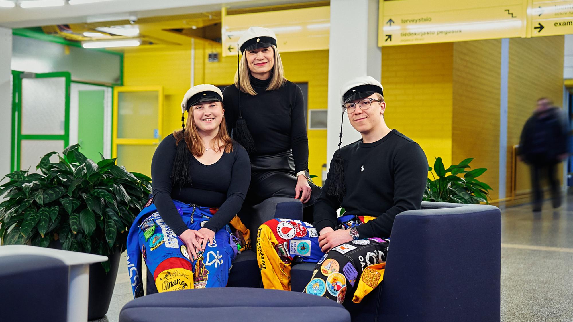 Sara Parkkinen, Anne Tuomela ja Ville Siren teekkarilakeissa.